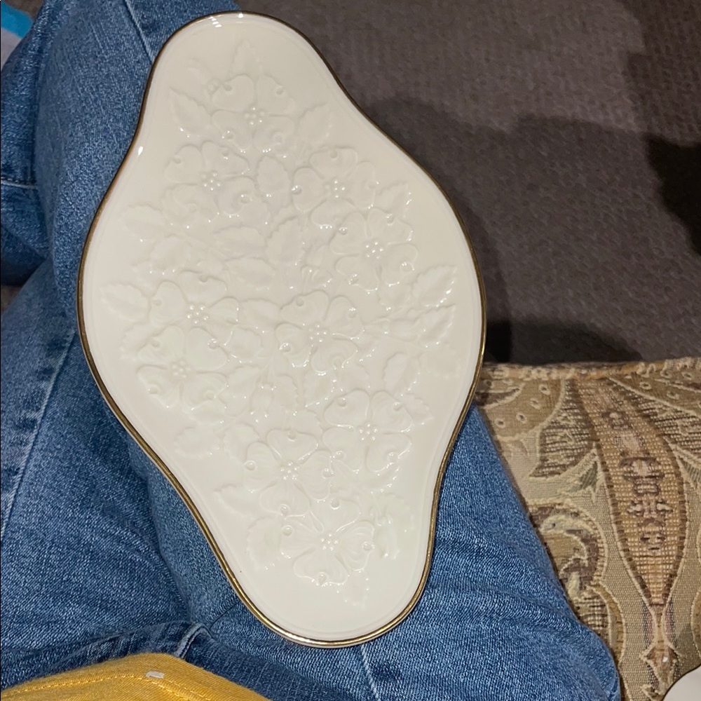 Lenox : Elegant Cream Floral Embossed Tray
Gold trim 24k